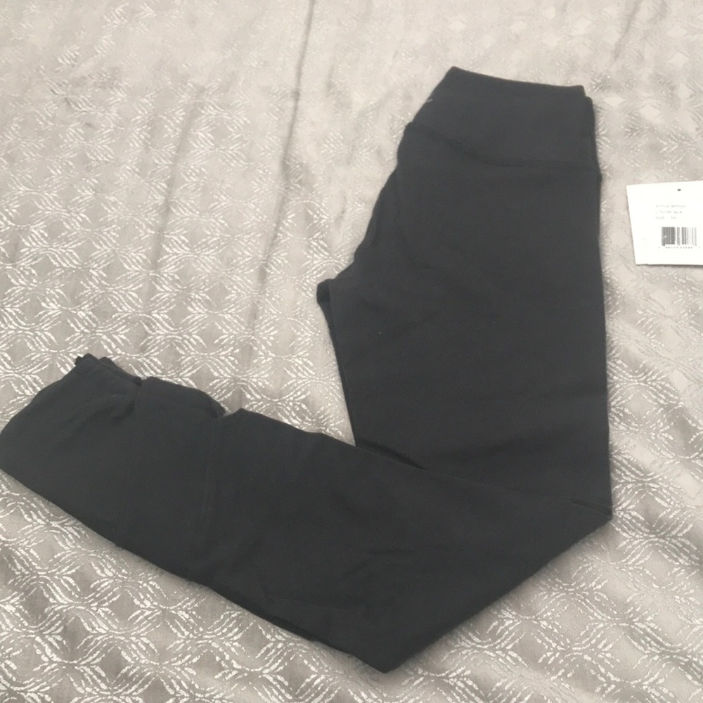 Beyond Yoga Capri leggings with keyhole details.